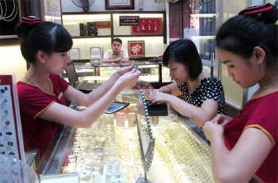 Thu hẹp chênh lệch giá vàng trong nước và thế giới: Chờ đến tháng 7?