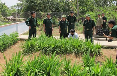 Chăm sóc sức khỏe cho bộ đội và nhân dân trên biên giới Tây Nguyên
