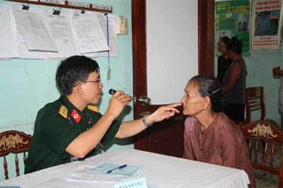 Trên 100 triệu đồng tặng quà, khám bệnh cho dân