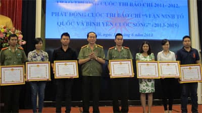 Tặng  35 giải thưởng báo chí đoạt giải cuộc thi “An ninh và cuộc sống”