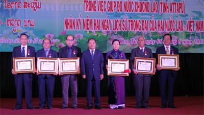3 tập thể, 184 cá nhân được tặng Huân chương, Huy hiệu và Bằng khen của nước CHDCND Lào