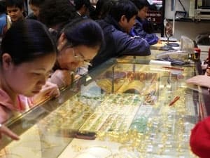 Giảm giá, vàng SJC vẫn vượt thế giới 4,8 triệu đồng