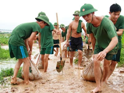 Dàn quân ngăn nước sông Pheo
