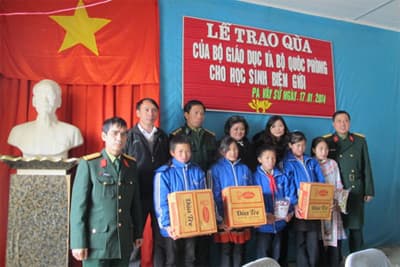 Tặng quà giáo viên, học sinh khó khăn tỉnh Lai Châu