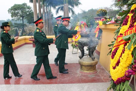 Dâng hương, dâng hoa tri ân các anh hùng liệt sĩ