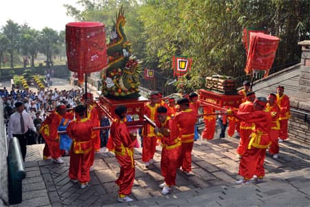 TP Hồ Chí Minh dâng cúng bánh tét Quốc tổ Hùng Vương