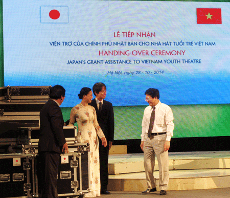 Bàn giao thiết bị âm thanh, ánh sáng của Nhật Bản cho Nhà hát Tuổi trẻ