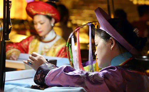 Tranh thêu tay của các nghệ nhân XQ Việt Nam "hút" khán giả vùng mỏ