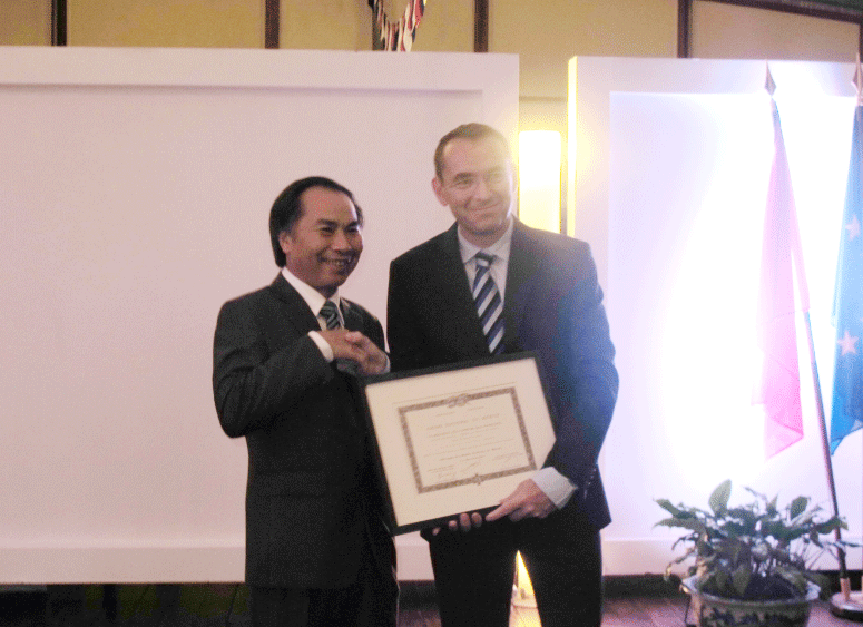 Hiệu trưởng Trường Đại học Ngoại thương nhận Huân chương Quốc công của Pháp