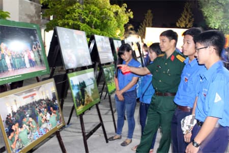 Khai mạc triển lãm ảnh, sách lưu động