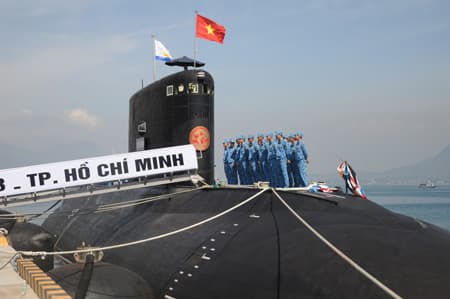 Đô đốc Hải quân Nguyễn Văn Hiến kiểm tra công tác chuẩn bị cho lễ thượng cờ ở Lữ đoàn 189
