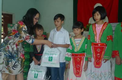 Hỗ trợ gần 2 tỷ đồng cho trẻ em có hoàn cảnh cảnh khó khăn
