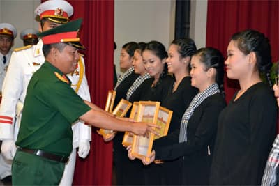 Khen thưởng nữ dân quân tham gia diễu binh kỷ niệm 60 năm Chiến thắng Điện Biên Phủ