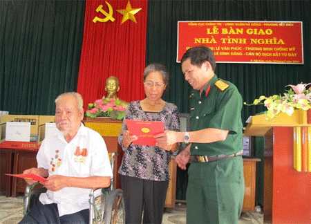 Cục Chính trị (TCCT) tặng nhà tình nghĩa
