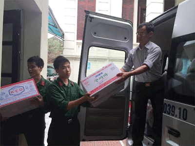 Trao 500 suất quà tặng học sinh nghèo miền núi