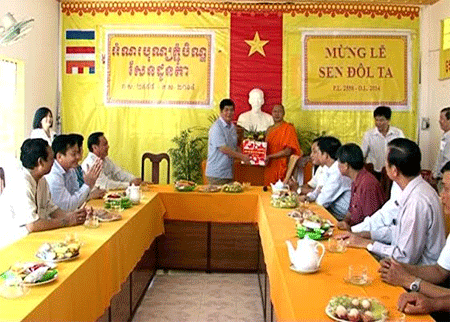 Ban Chỉ đạo Tây Nam bộ thăm đồng bào Khơ-me nhân lễ Sen Dolta