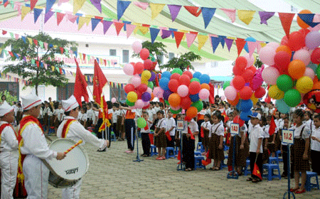 Thơ, nhạc rộn rã cùng tiếng trống khai trường