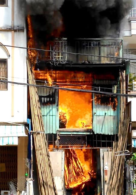 TP Hồ Chí Minh: Cháy lớn thiêu trụi cửa hàng mây tre