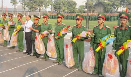Bộ tư lệnh TP Hồ Chí Minh: Khen thưởng 20 quân nhân hoàn thành nghĩa vụ quân sự