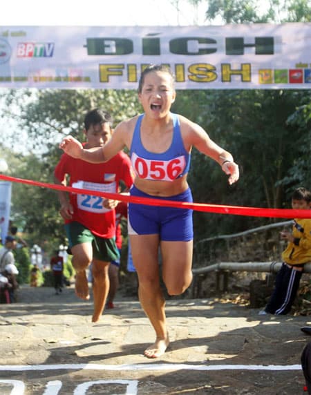 Hoàng Thị Thanh giành danh hiệu “Nữ hoàng leo núi Bà Rá” 2015
