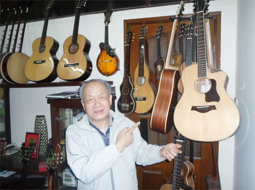 Mong manh nghề làm đàn truyền thống