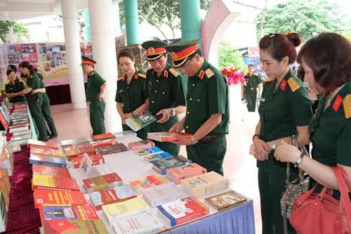 Triển lãm sách, báo “Lịch sử, con người và thời đại”