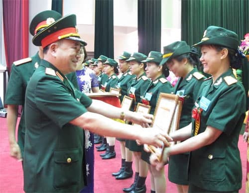 Biểu dương phụ nữ điển hình Trường Đại học Trần Quốc Tuấn