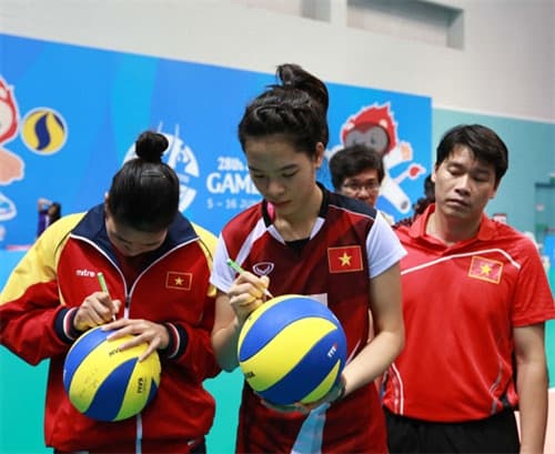 “Chân dài” ký tên, tặng bóng cho CĐV