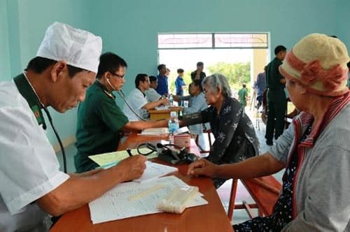 Hơn 100 người dân nghèo được khám, phát thuốc miễn phí