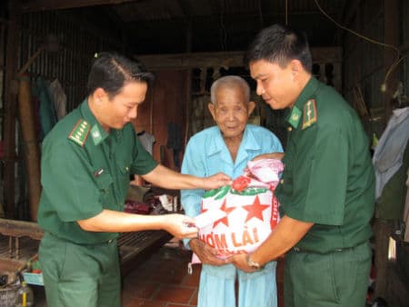 "Hũ gạo tình thương" giúp đỡ hộ nghèo