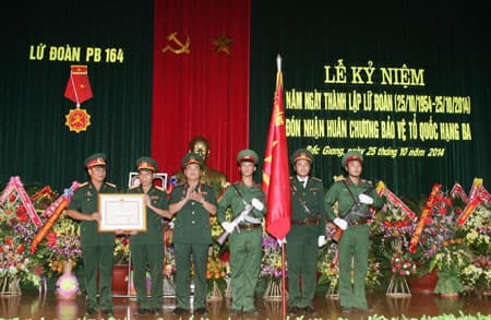 Lữ đoàn Pháo binh 164 đón nhận Huân chương bảo vệ Tổ quốc hạng Ba