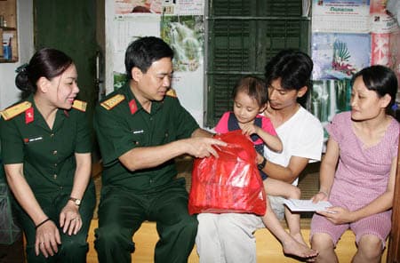 Chung tay giúp đỡ những người bất hạnh
