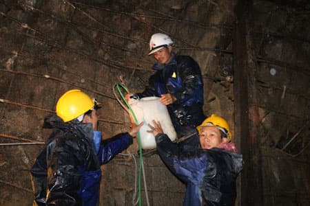 Nỗ lực rút nước trong hầm ra bên ngoài
