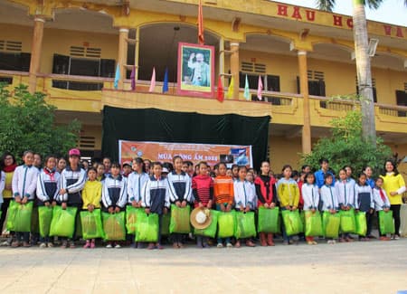 Học viện Tài chính tặng quà học sinh nghèo