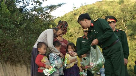 Những “người con” của bản Mông