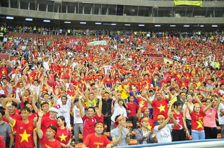 Người hâm mộ đổ ra đường ăn mừng chiến thắng của Đội tuyển Việt Nam