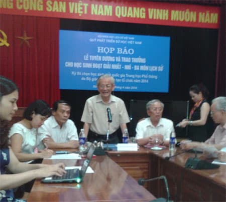 Trao giải thưởng quốc gia môn lịch sử cho học sinh đoạt giải nhất, nhì, ba trong kỳ thi học sinh giỏi quốc gia