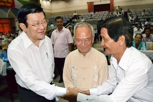 Chủ tịch nước Trương Tấn Sang tiếp xúc cử tri tại TP Hồ Chí Minh và làm việc tại Bình Dương