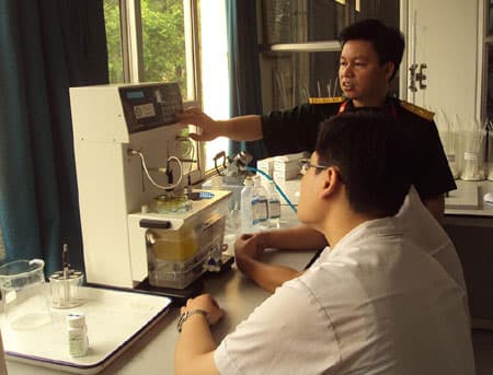 Tâm huyết, trách nhiệm với nghề kiểm nghiệm thuốc