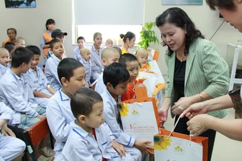 130 bệnh nhân nhi ung thư máu được nhận quà