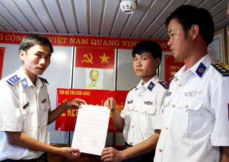 Đảng viên trẻ ở Hoàng Sa