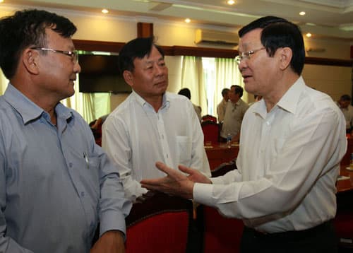 Chủ tịch nước Trương Tấn Sang tiếp xúc với doanh nghiệp Thành phố Hồ Chí Minh