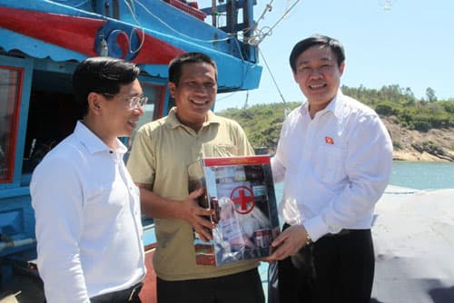 Ban Kinh tế Trung ương tặng quà ngư dân Hoàng Sa