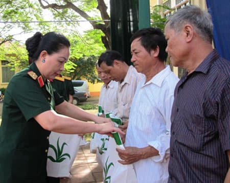 Khám bệnh, phát thuốc miễn phí 1200 đối tượng tại Yên Thủy, Hòa Bình