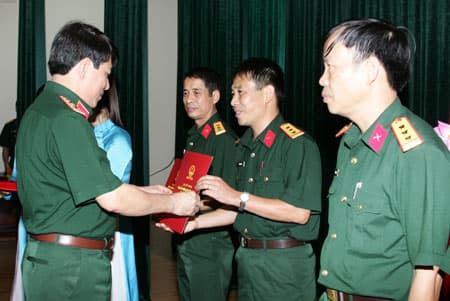 Công bố và trao quyết định phong, thăng quân hàm cấp thượng tá năm 2014