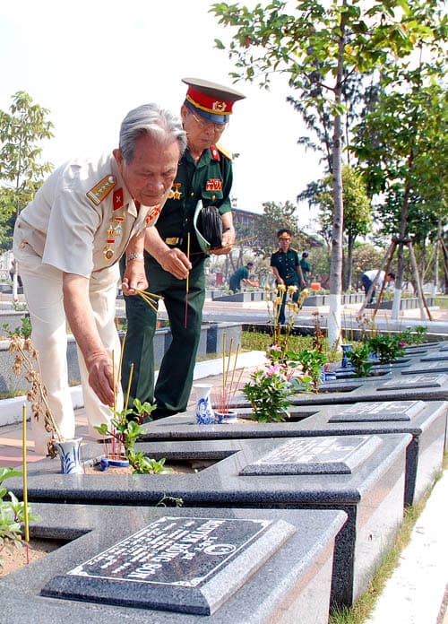 Mong thông tin về phần mộ liệt sĩ ở phum Sret-nóc (Cam-pu-chia)