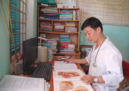 Người bác sĩ tận tình, chu đáo chăm sóc bệnh nhân