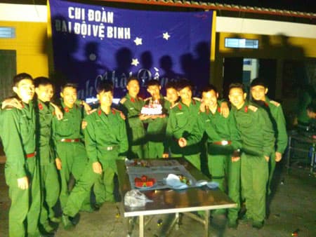 Sinh nhật đồng đội "kết nối" với quê nhà