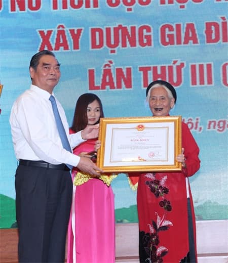 "Đường làng… bà Dậu"