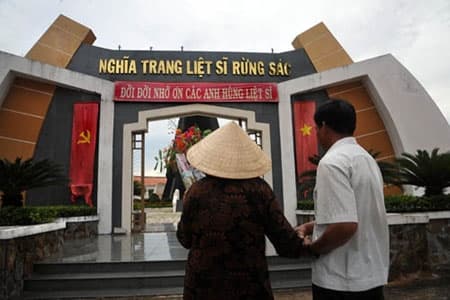 Về khu mộ liệt sĩ ở ngã ba sân bay Cốc Tồng (Khăm-muộn, Lào)